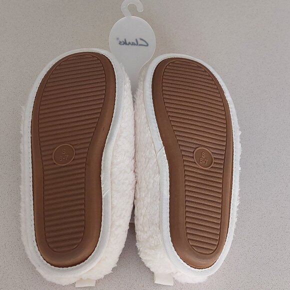 NEW Clarks White Fuzzy Slip-In Women's Slippers Size Small 6/7 - Picture 6 of 7
